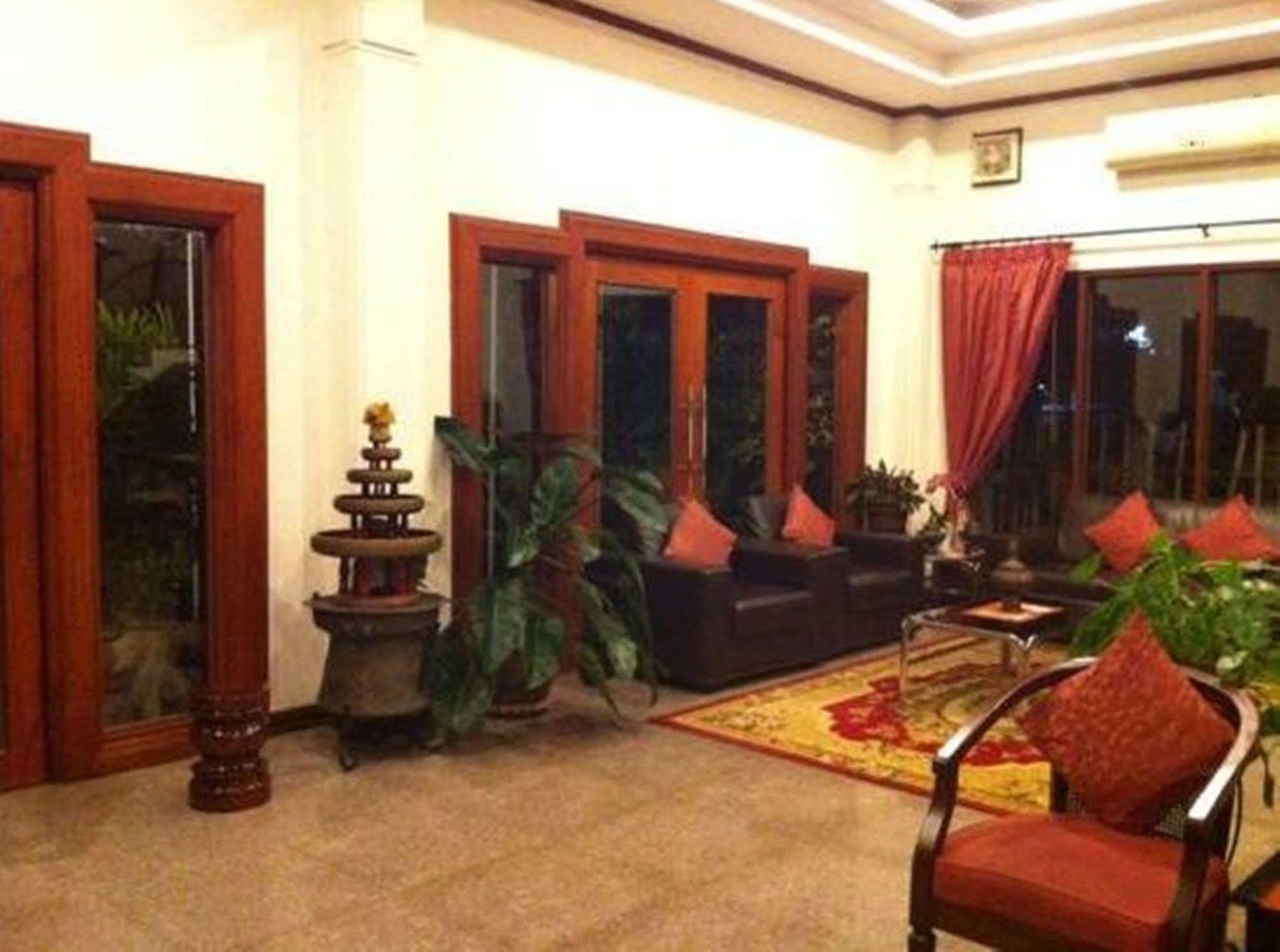 Vayakorn Inn Vientiane Buitenkant foto
